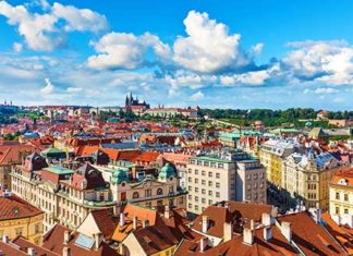 Praha pohled přes staré město k hradu.