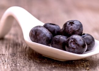Zdravý receptář: Borůvková kaše, mandlové mléko s borůvkami, borůvkové muffiny, borůvková limonáda a raw borůvkový dort